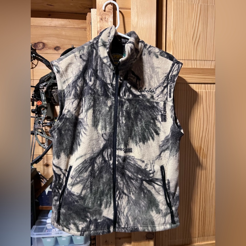 Cabela's Black and Cream Patterned Fleece Vest